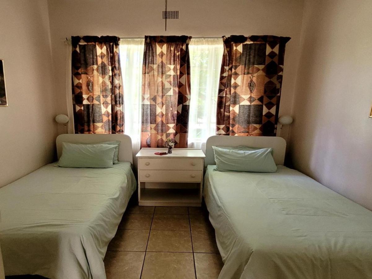 Mumo Lodge Badplaas Rum bild